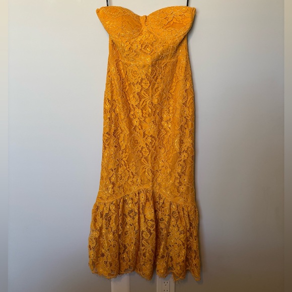 🆕 LULUS Divine Nights Golden Yellow Lace Strapless Midi Dress - Picture 4 of 8